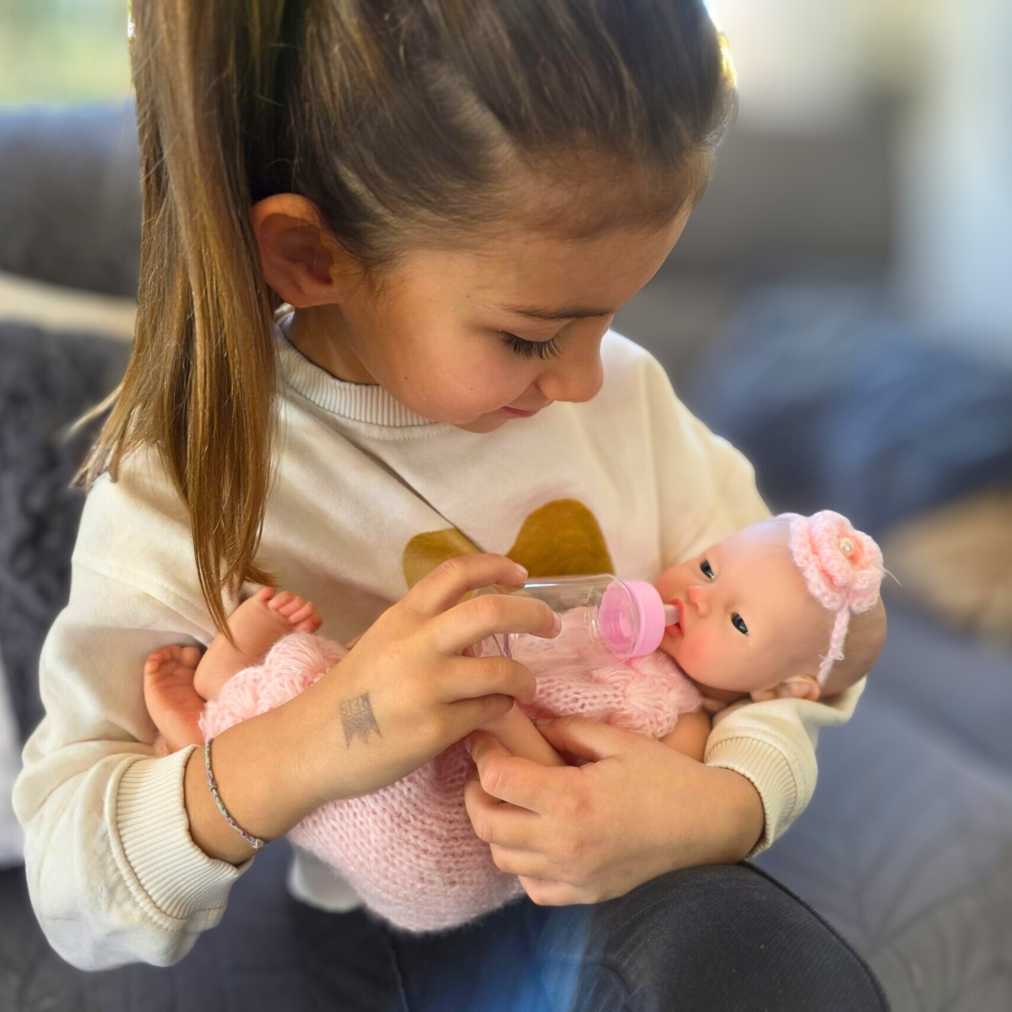 Bebé Reborn Silicona Platino Adriana (43cm, 2.3kg) – ¡Bebe, Hace Pis y Puedes Bañarla! 🍼💦