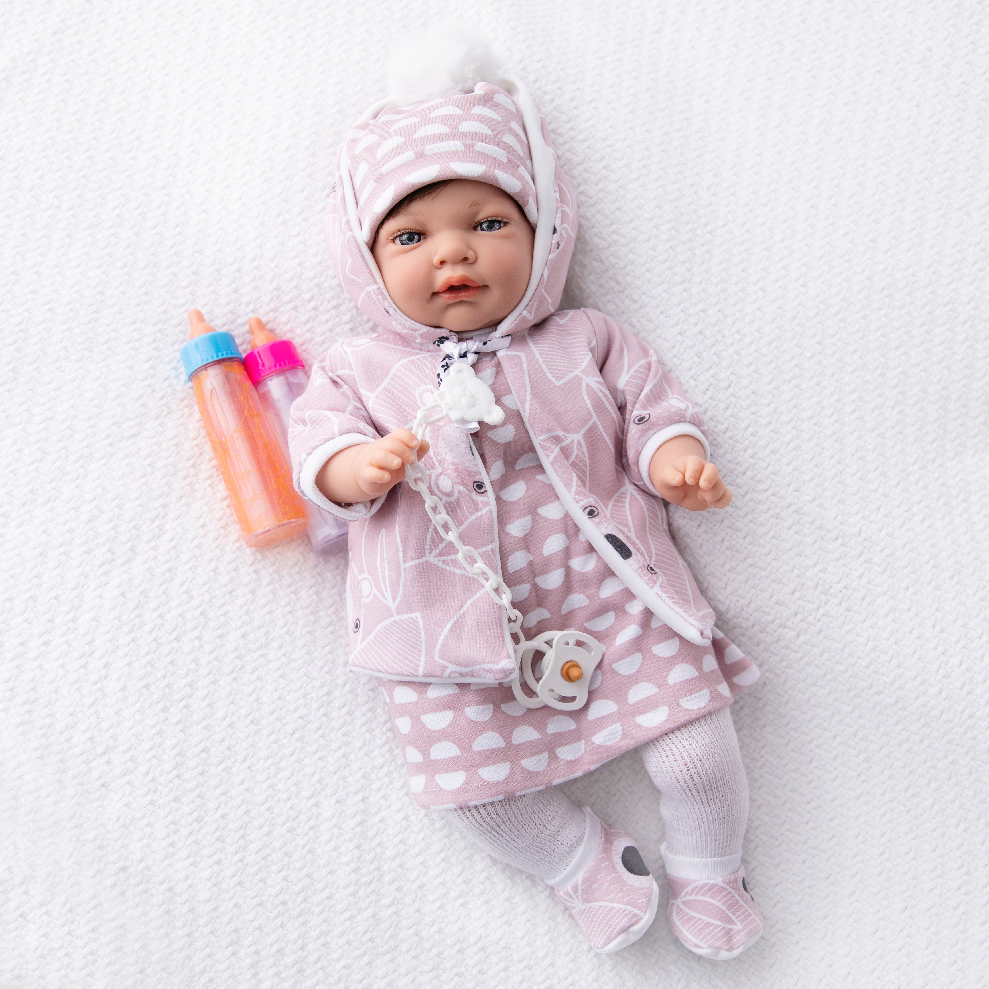 Muñeca "Inés" – Su Primera Bebé de Cuerpo Blandito (¡Incluye Biberones Mágicos