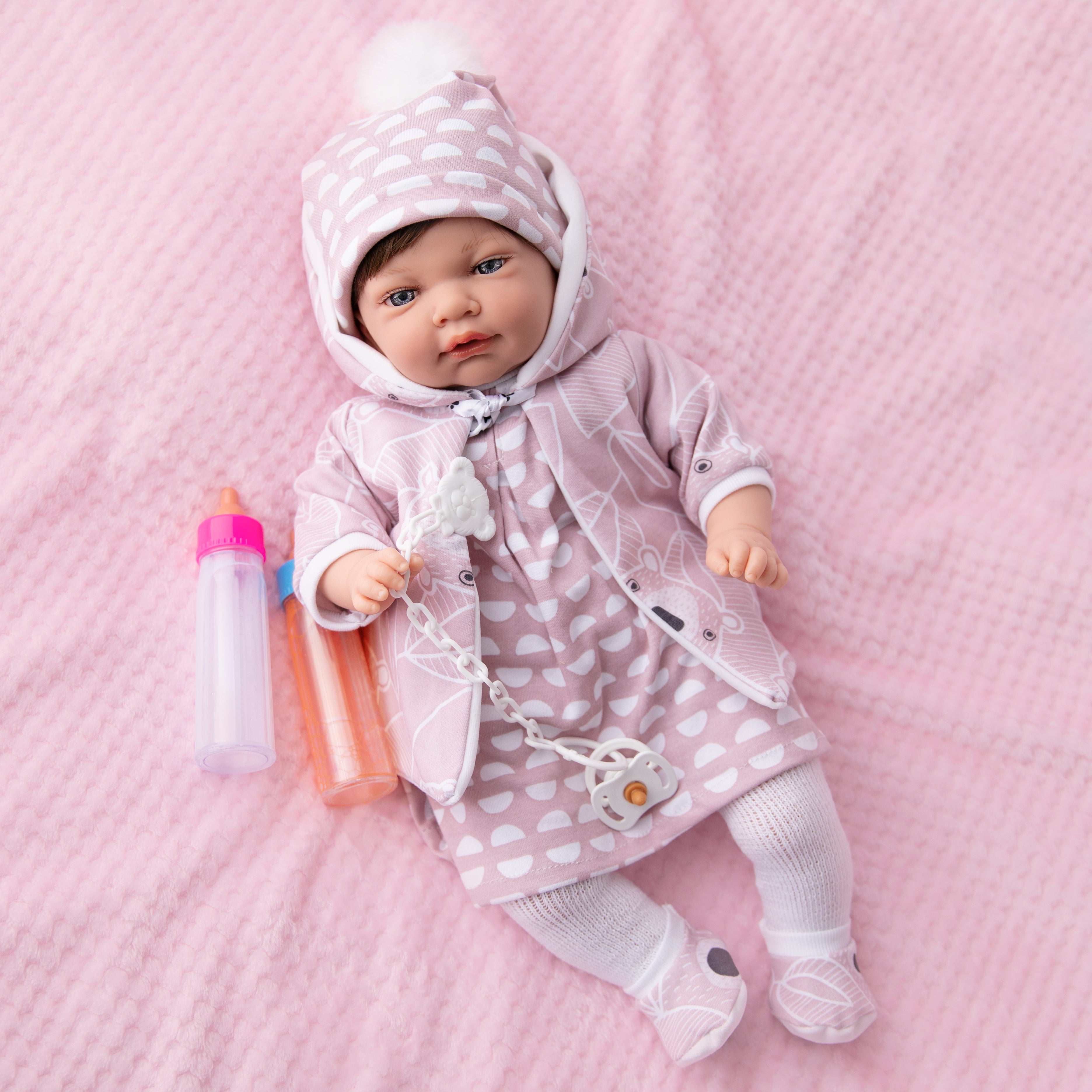 Muñeca "Inés" – Su Primera Bebé de Cuerpo Blandito (¡Incluye Biberones Mágicos