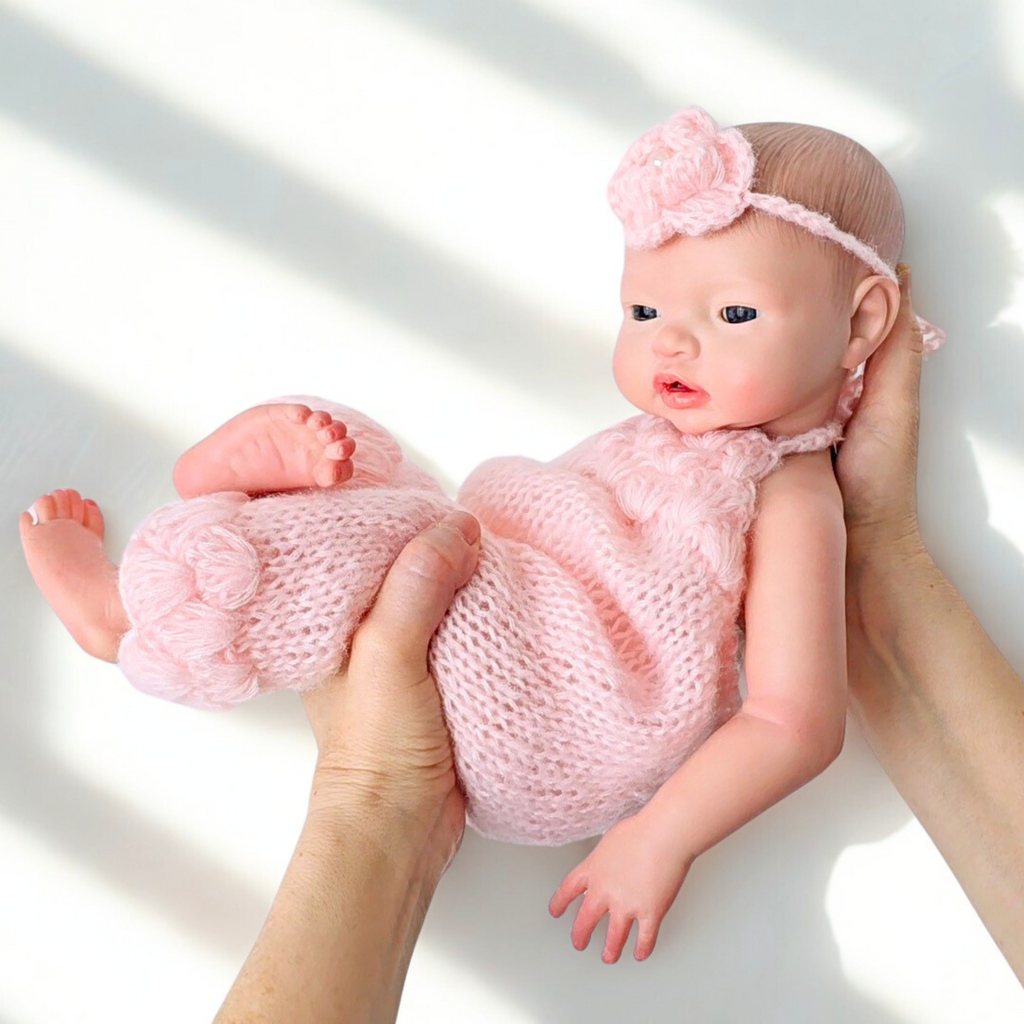 Bebé Reborn Silicona Platino Adriana (43cm, 2.3kg) – ¡Bebe, Hace Pis y Puedes Bañarla! 🍼💦