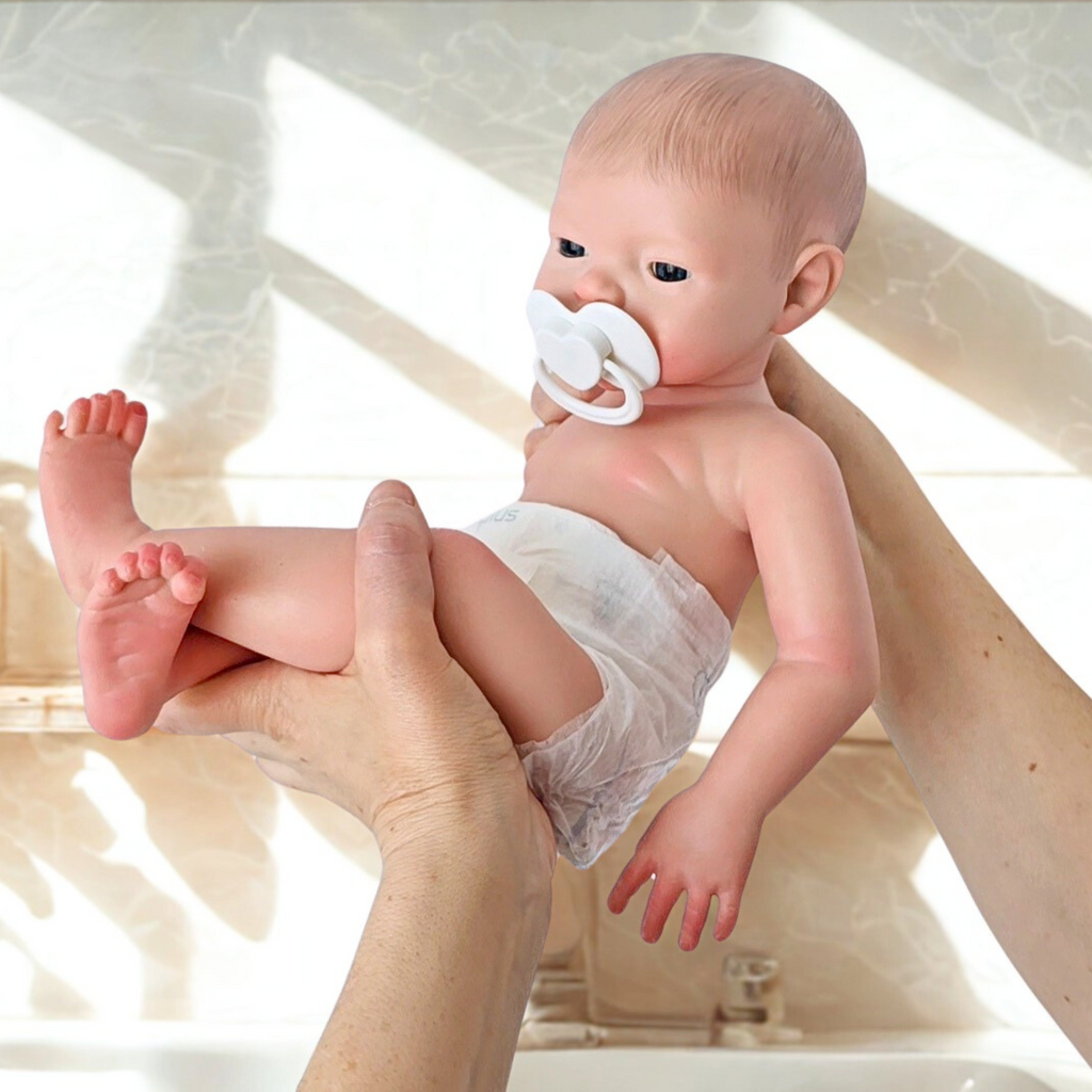 Bebé Reborn Silicona Platino Adriana (43cm, 2.3kg) – ¡Bebe, Hace Pis y Puedes Bañarla! 🍼💦