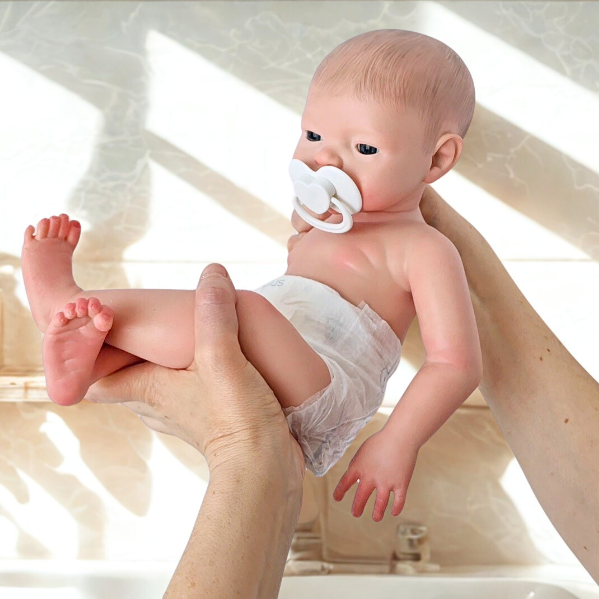 Bebé Reborn Silicona Platino Adriana (43cm, 2.3kg) – ¡Bebe, Hace Pis y Puedes Bañarla! 🍼💦