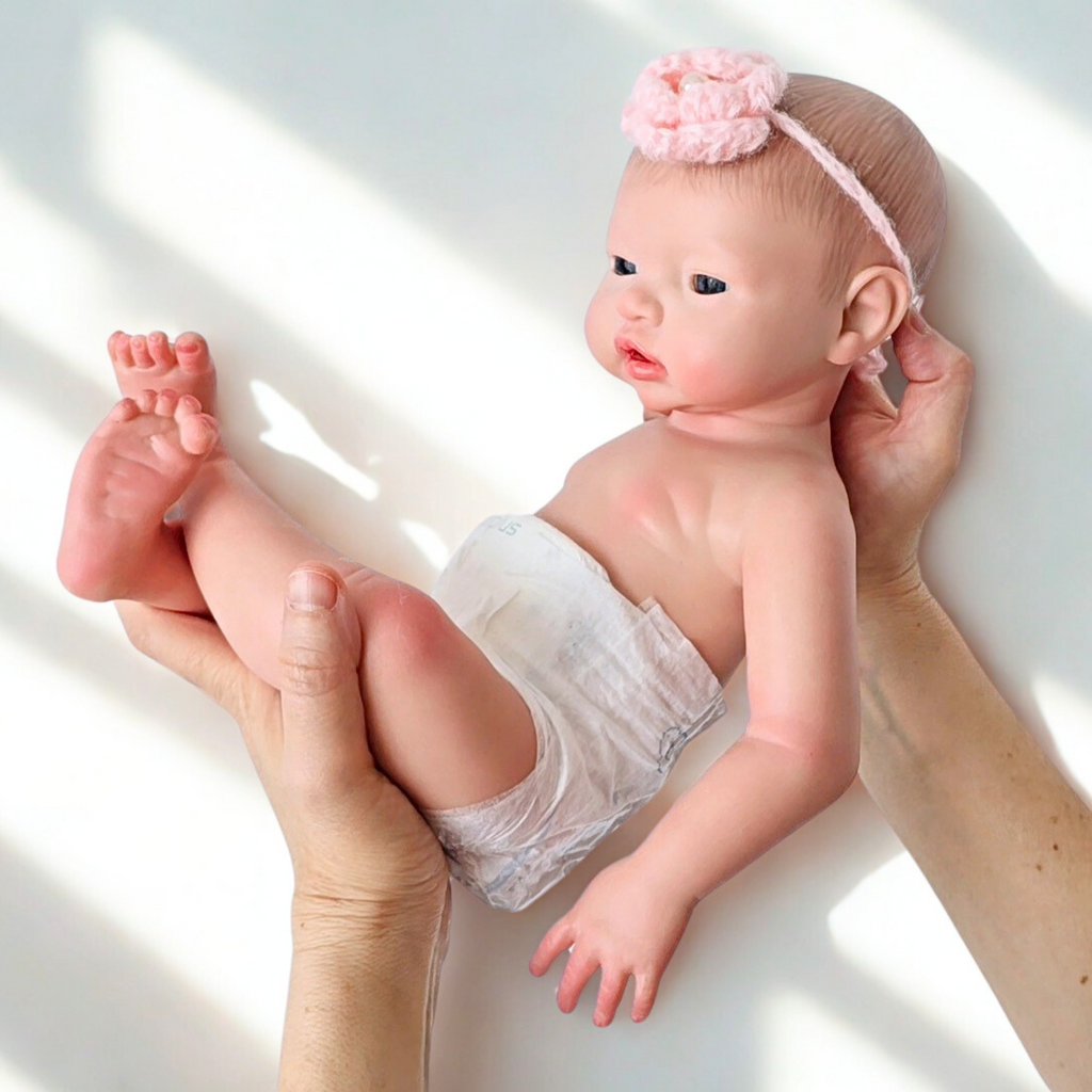 Bebé Reborn Silicona Platino Adriana (43cm, 2.3kg) – ¡Bebe, Hace Pis y Puedes Bañarla! 🍼💦