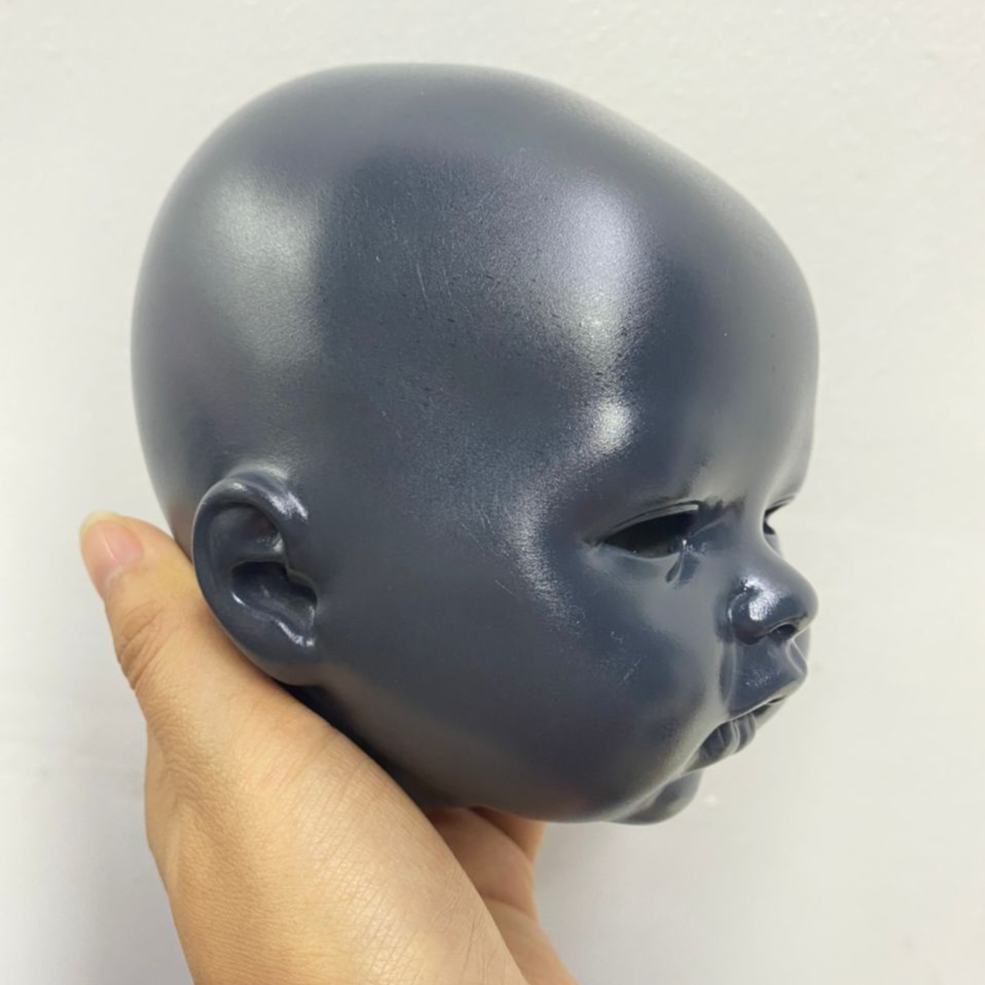 Bebé Reborn Silicona Juana (42 cm, 2,2 kg) – Efecto Recién Nacida sin Pelo con Ajuar y Manta Brillante ☁️