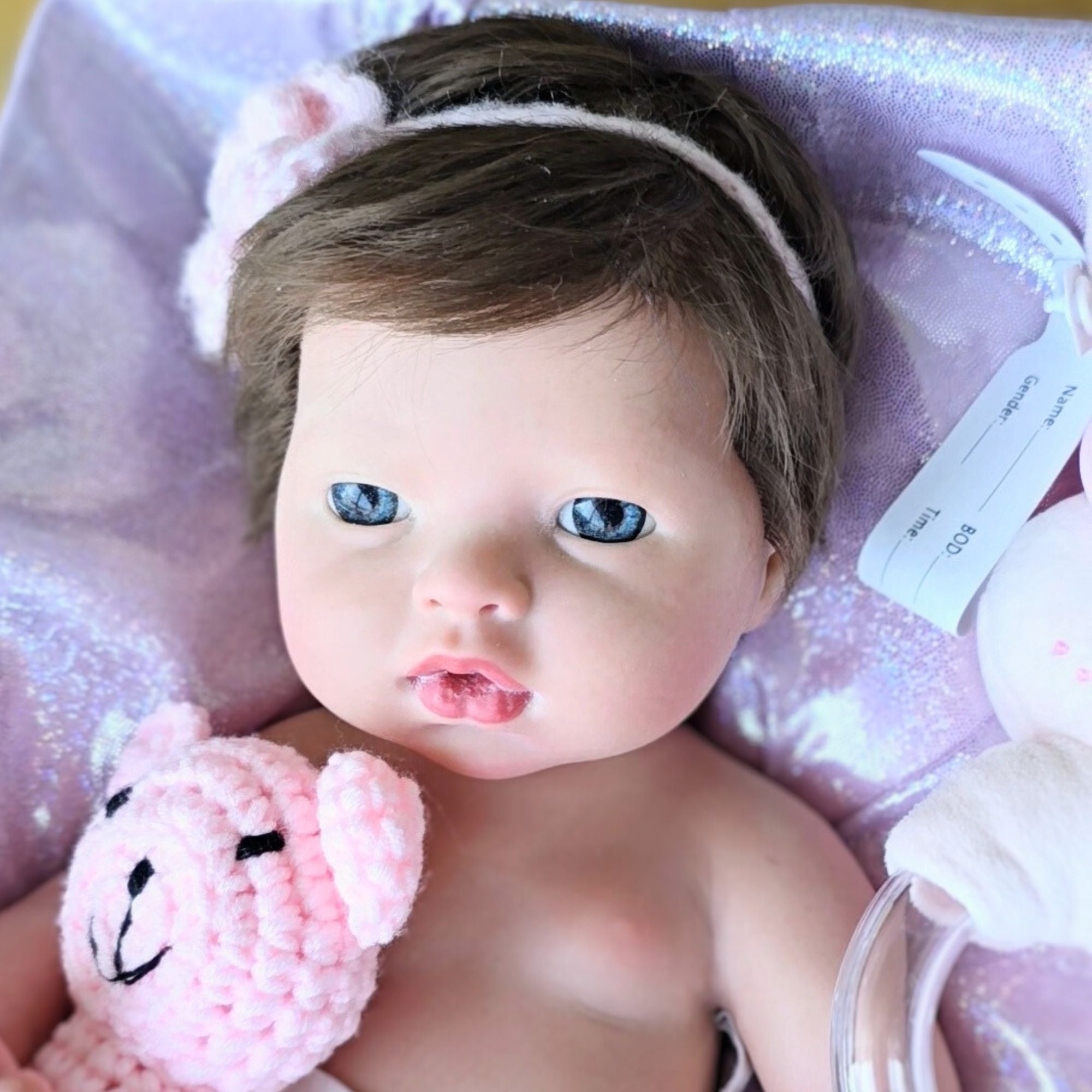 Bebé Reborn Silicona "Iris" (42cm, 2.2kg) – ¡Tacto Auténtico, Pelo Real y Puedes Bañarla! ☁️🎀
