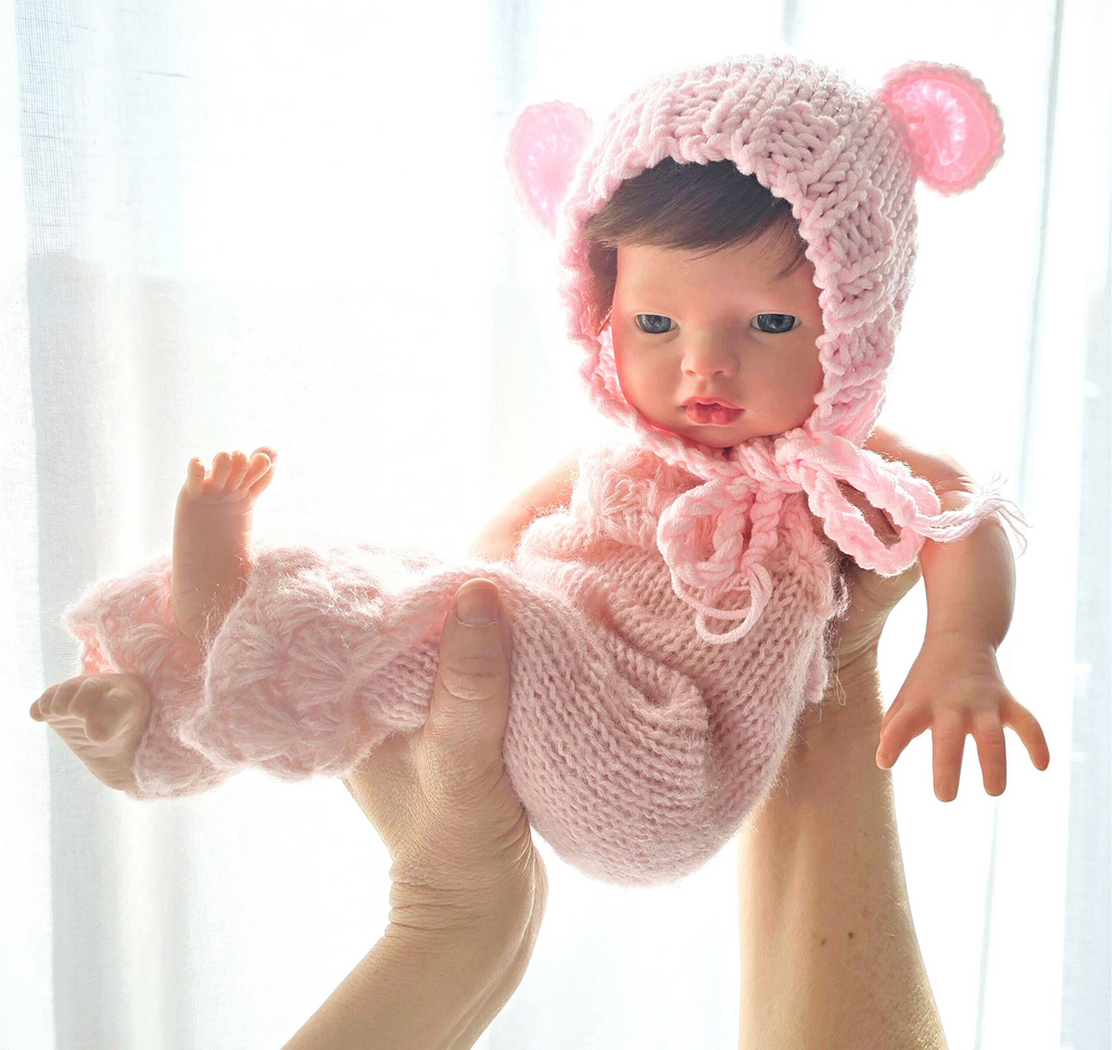 Bebé Reborn Silicona "Iris" (42cm, 2.2kg) – ¡Tacto Auténtico, Pelo Real y Puedes Bañarla! ☁️🎀