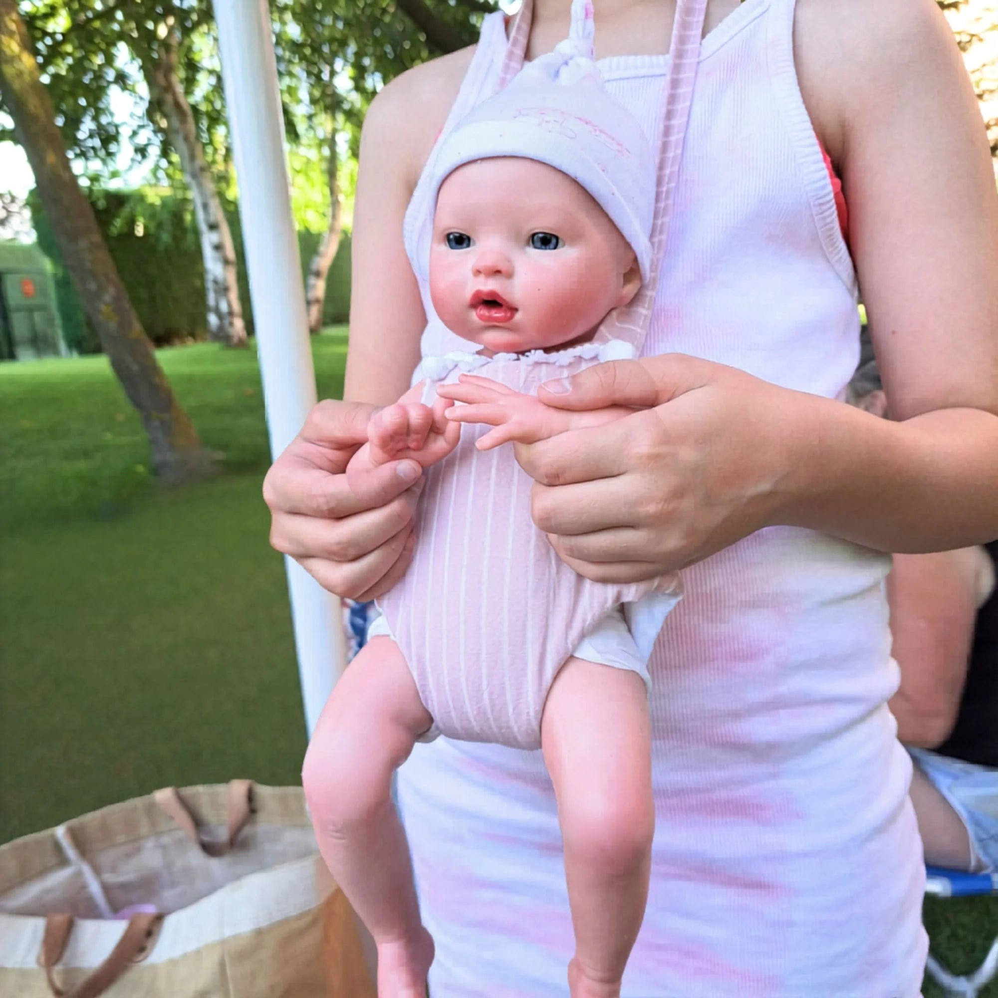 Bebé Reborn Silicona Juana (42 cm, 2,2 kg) – Efecto Recién Nacida sin Pelo con Ajuar y Manta Brillante ☁️