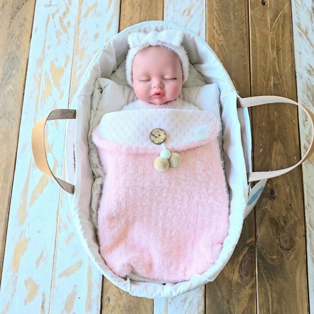 Bebé Reborn Silicona "Lucía" Edición Nube de Angora – ¡Bebe, Hace Pis y es Pura Suavidad!