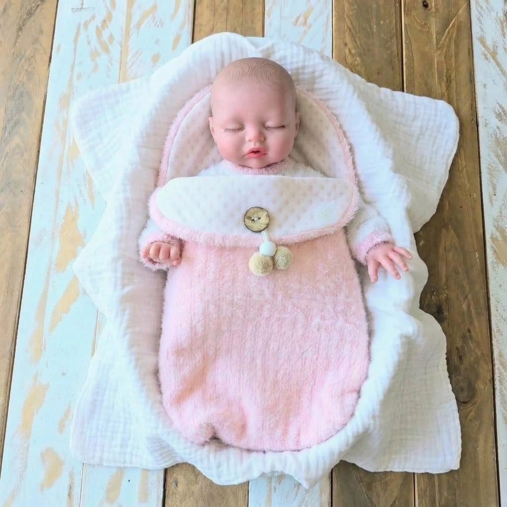 Bebé Reborn Silicona "Lucía" Edición Nube de Angora – ¡Bebe, Hace Pis y es Pura Suavidad!