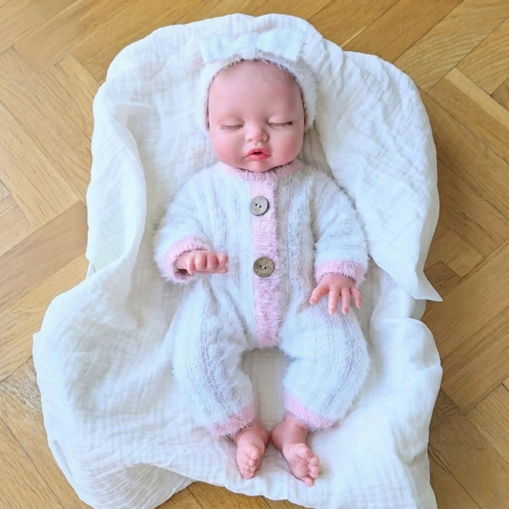 Bebé Reborn Silicona "Lucía" Edición Nube de Angora – ¡Bebe, Hace Pis y es Pura Suavidad!