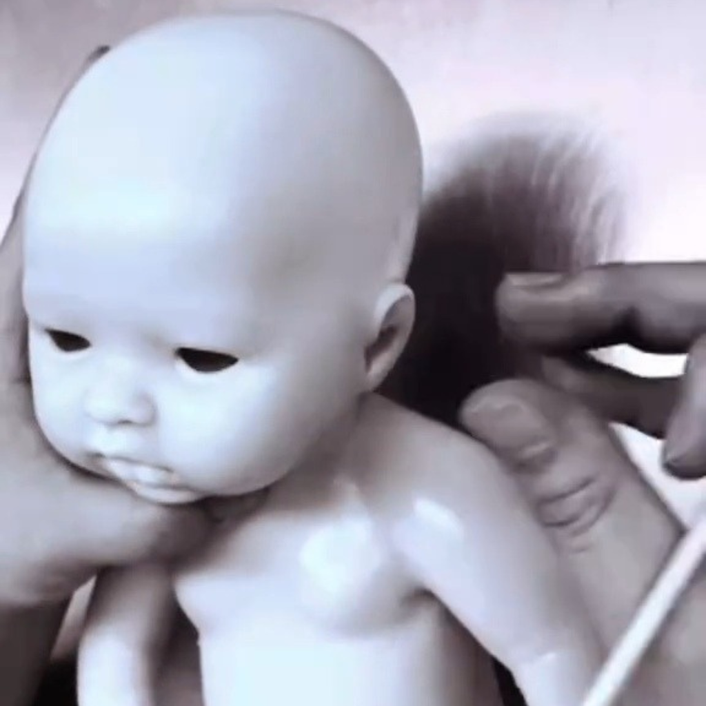 Bebé Reborn Silicona Juana (42 cm, 2,2 kg) – Efecto Recién Nacida sin Pelo con Ajuar y Manta Brillante ☁️