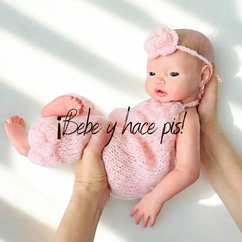 Bebé Reborn Silicona Platino Adriana (43cm, 2.3kg) – ¡Bebe, Hace Pis y Puedes Bañarla! 🍼💦