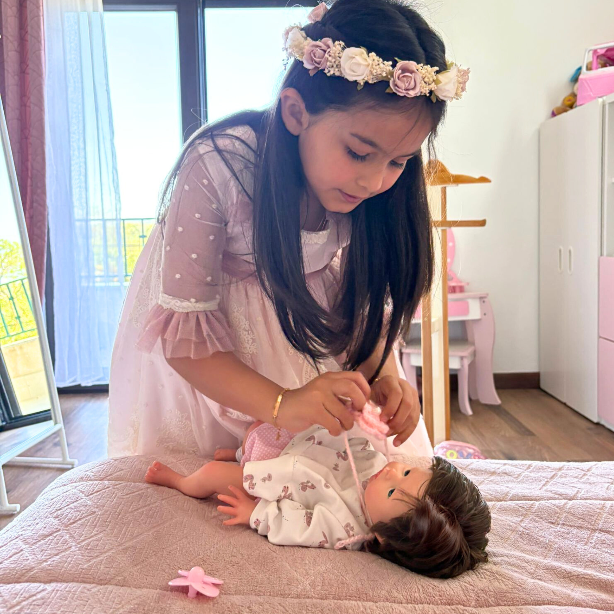 Bebé Reborn Silicona "Iris" (42cm, 2.2kg) – ¡Tacto Auténtico, Pelo Real y Puedes Bañarla! ☁️🎀