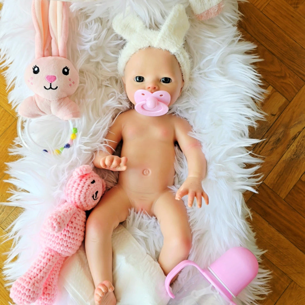 Bebé Reborn Silicona Juana (42 cm, 2,2 kg) – Efecto Recién Nacida sin Pelo con Ajuar y Manta Brillante ☁️